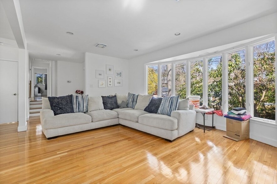 Building Photo - 608 Beacon St