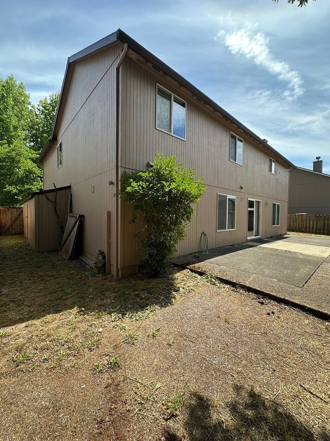 Building Photo - 4 bedroom, 2288sf home. Close to Nike, Int...