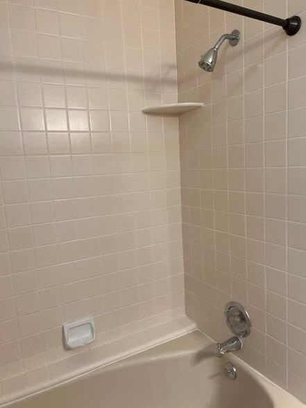 Shower and Bathtub - 1525 Fernwood Pacific Dr