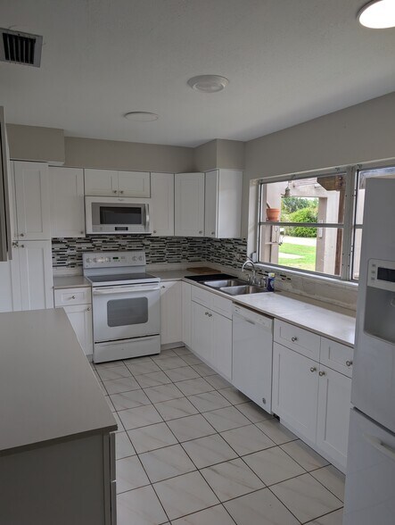 Kitchen - 216 El Dorado Pky W