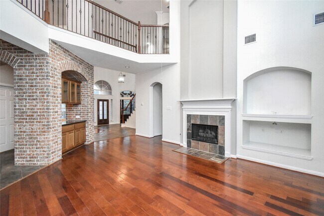 Building Photo - 10 E Artist Grove Cir