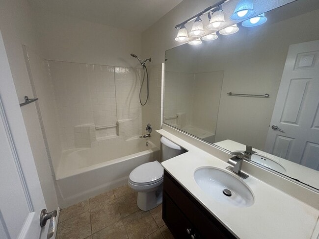 Building Photo - 3 Bedroom Towhome for Rent in Canyon Country!