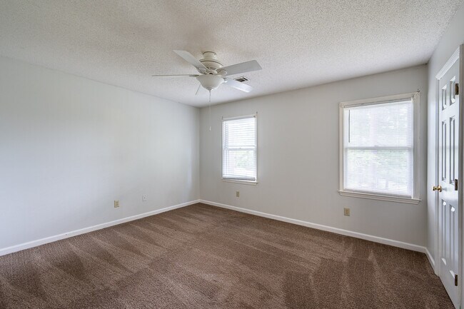 Building Photo - 4135 Knollcrest Cir N