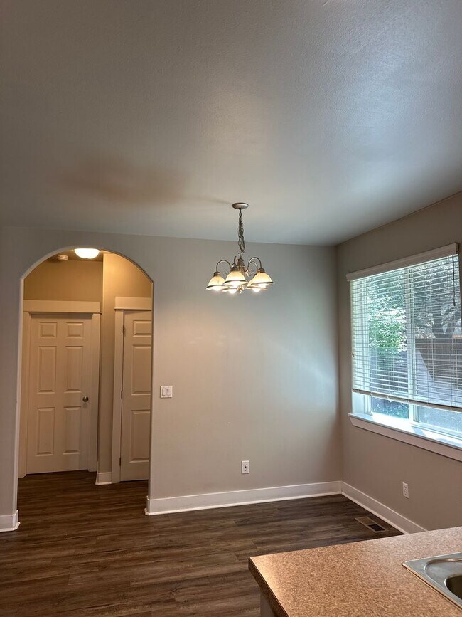 Building Photo - Beautiful home in SE Bend near Jewell Elementary!