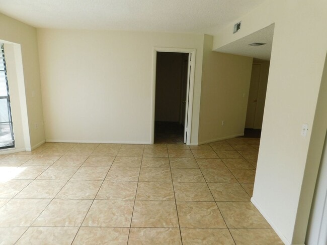 Building Photo - Large 1 Bed  Condo, w/Bonus Room (Office?) & 1 1/2 Bath