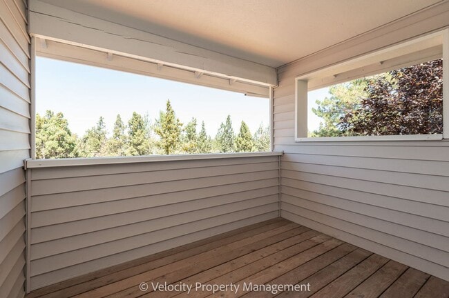Building Photo - Beautiful Townhome with new paint, carpet ...