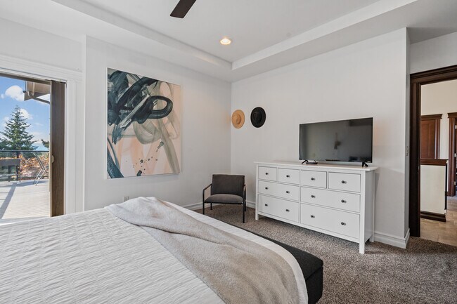 primary bedroom with walk in closet - 3309 Stonecrop Way