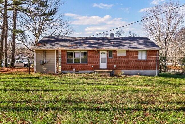 Building Photo - !!!!Fully Renovated 3 Bedroom Home in a Convenient Clarksville Location!!!!