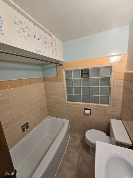Bathroom - 4005 N 24th St