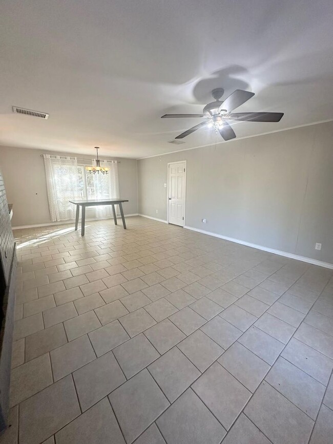 Building Photo - 3 Bed 2 Bath Ready to Rent ASAP! Fully remodeled bathrooms!