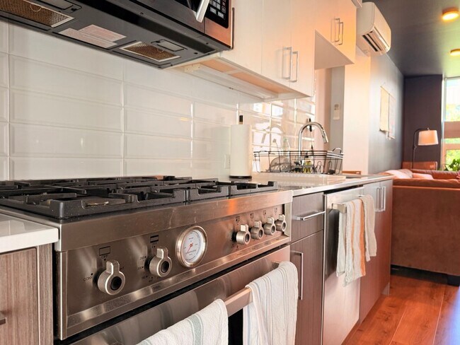 Building Photo - Modern & Spacious 3-Story Home in Seattle