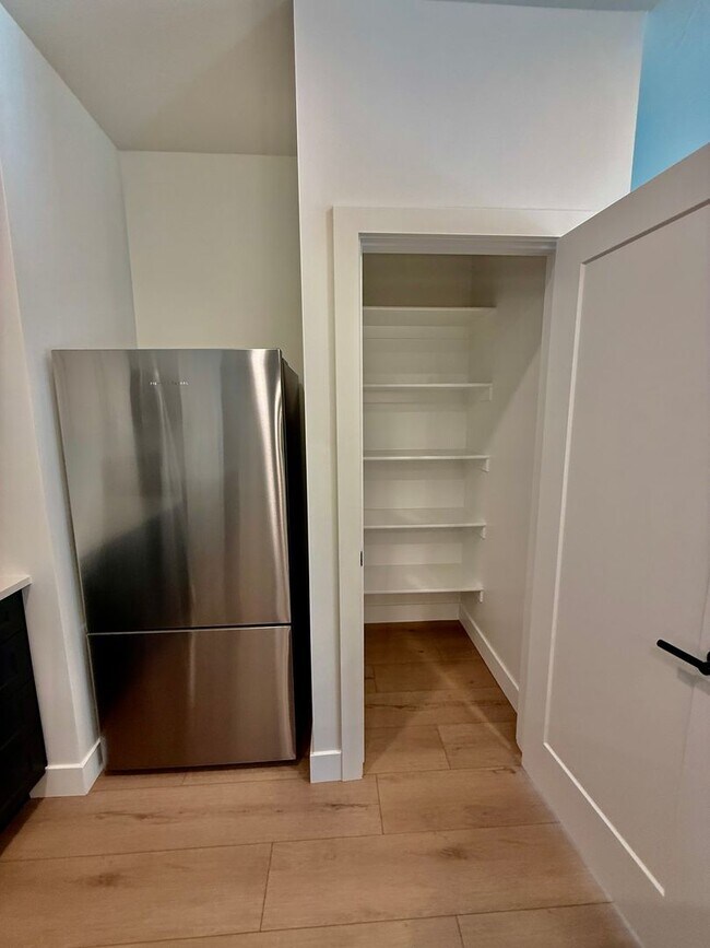 Building Photo - Spacious 3-BR Townhome in Washington