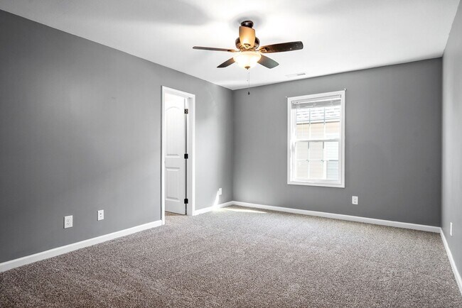 Building Photo - Pet Friendly Four Bedroom with Bonus!