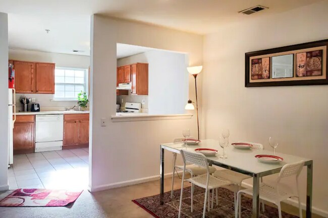 Building Photo - 889 Green St