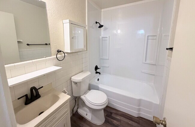 Building Photo - Cute, Cozy & Clean!