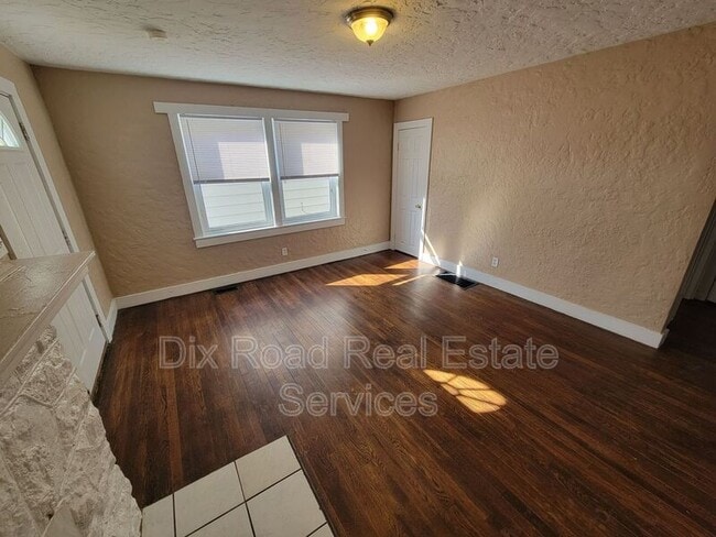 Building Photo - 109 N Decker Ave