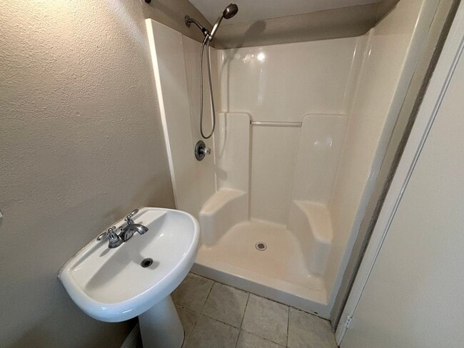 Building Photo - Spacious 2 Bedroom Home with 2 Bonus Rooms