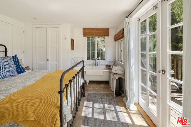 Building Photo - 913 Fernwood Pacific Dr