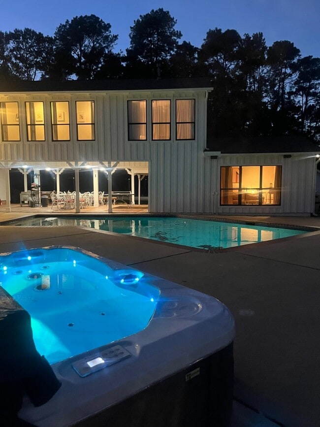 Building Photo - 8402 Matthews Ln