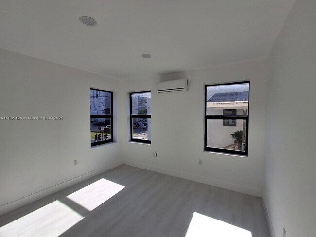 Building Photo - 539 SW 7th Ct