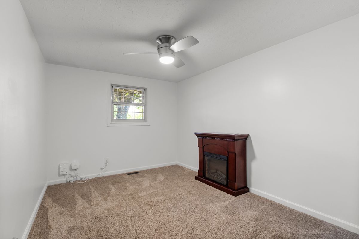 Building Photo - 3930 Beechwood Dr