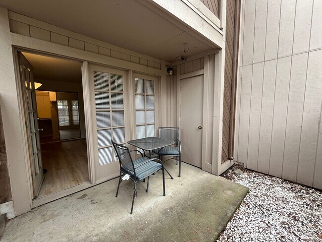 Building Photo - 2BR|2BA|994SF| - Ground Floor Condo, Nice ...