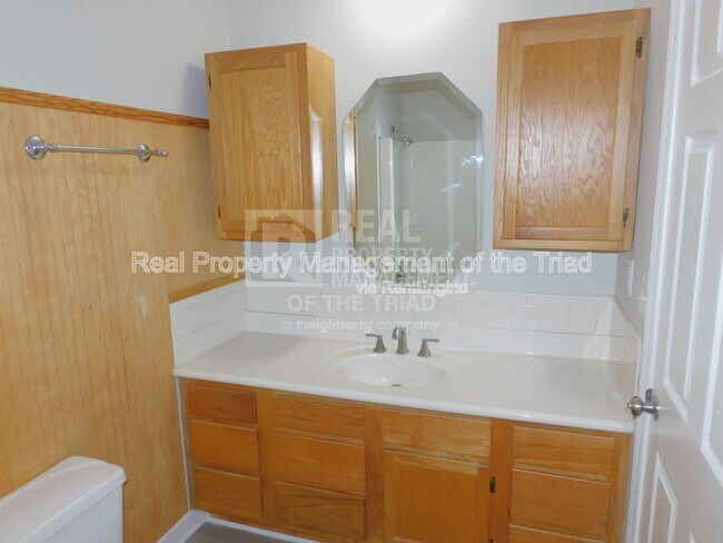 Building Photo - 284 Longmeadow Dr