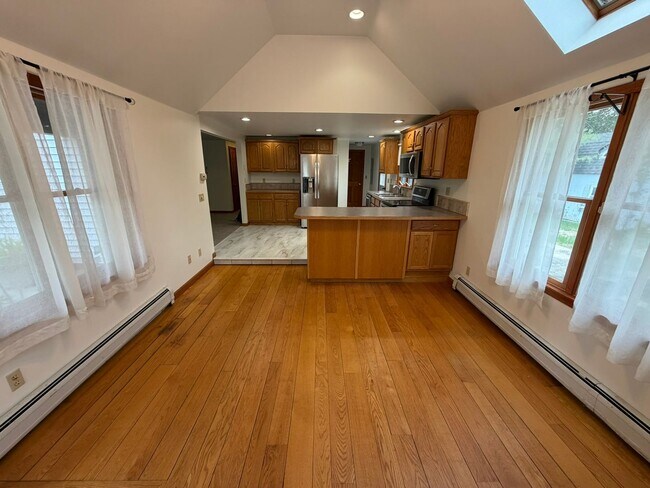 Building Photo - Beautiful 4 Bed / 2 Bath, Single Family Home. Close to Downtown Northampton!