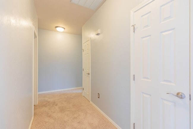 Building Photo - Inviting 4 Bed 2 Bath Home - Solar Panels & In The Golf Course Area!