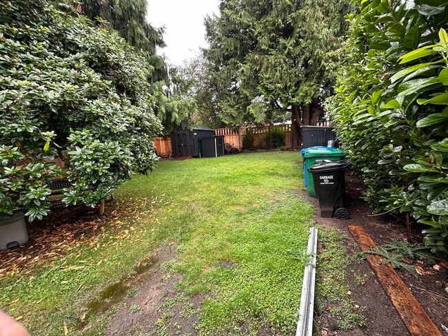 Large fenced yard - 2015 E James St