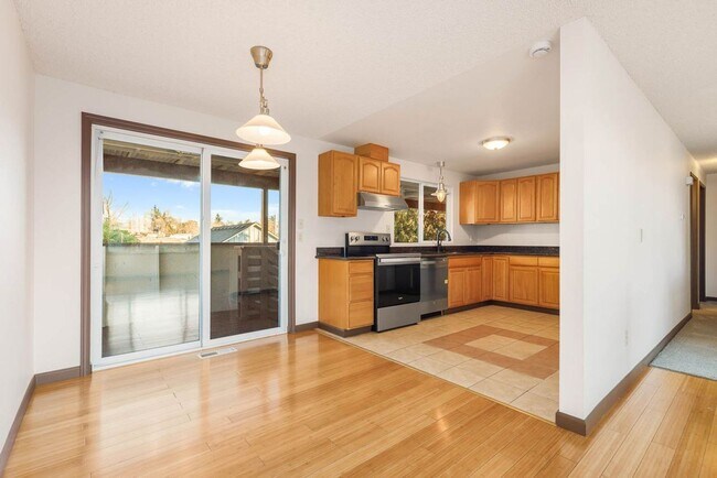 Building Photo - Great Home with Lots of Upgrades in a Great Location!