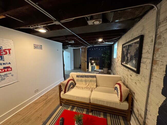 Building Photo - 1235 Darrow Ave