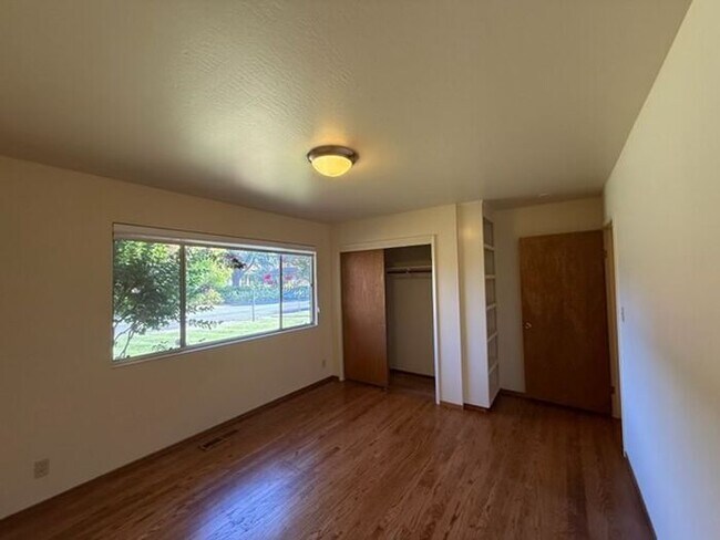 Building Photo - Beautiful 4 bedrooms 2.5 bath home