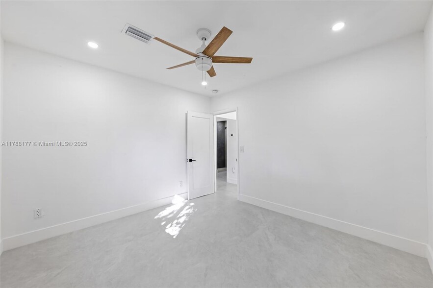Building Photo - 1713 Lauderdale Manor Dr