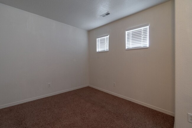 Building Photo - Hidden Valley Townhome For Rent!