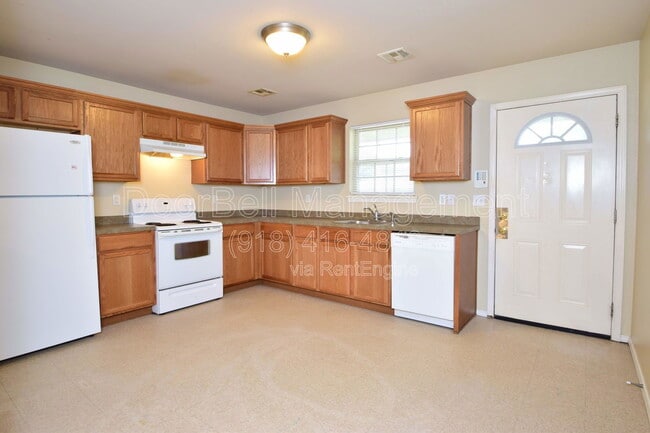 Building Photo - 6022 S Newport Ave