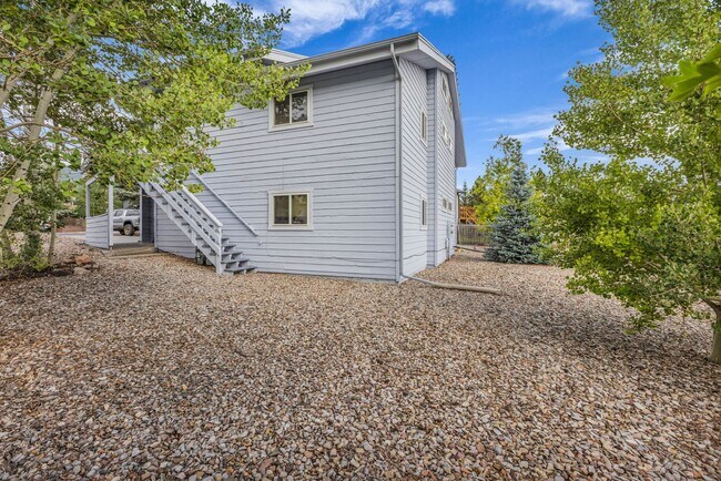 Building Photo - 2320 Calumet Cir