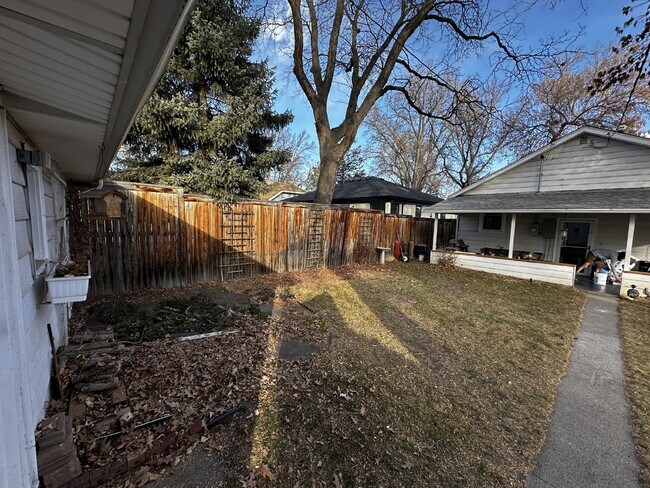 Building Photo - AVAILABLE NOW! "Charming 3-Bedroom Oasis with 2 Full Baths in the Sunset Neighborhood!"