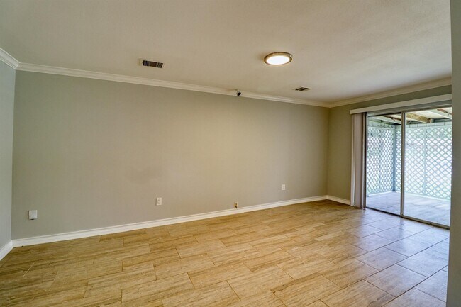 Building Photo - 7557 Meadowview Dr