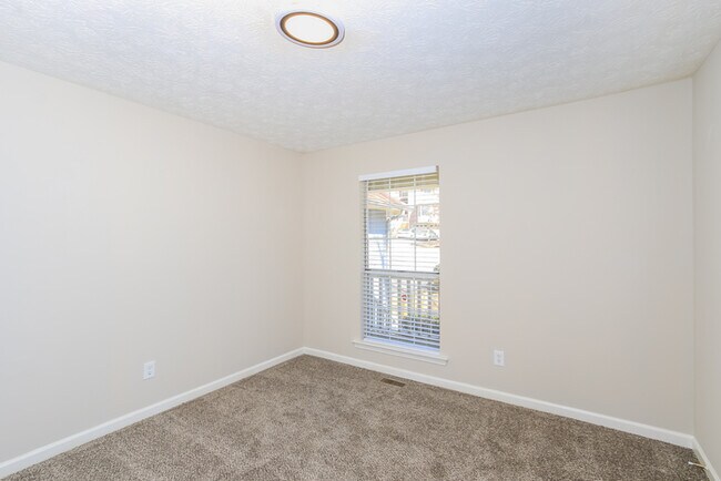 Building Photo - Fantastic 3bd/2ba home! Coming soon!