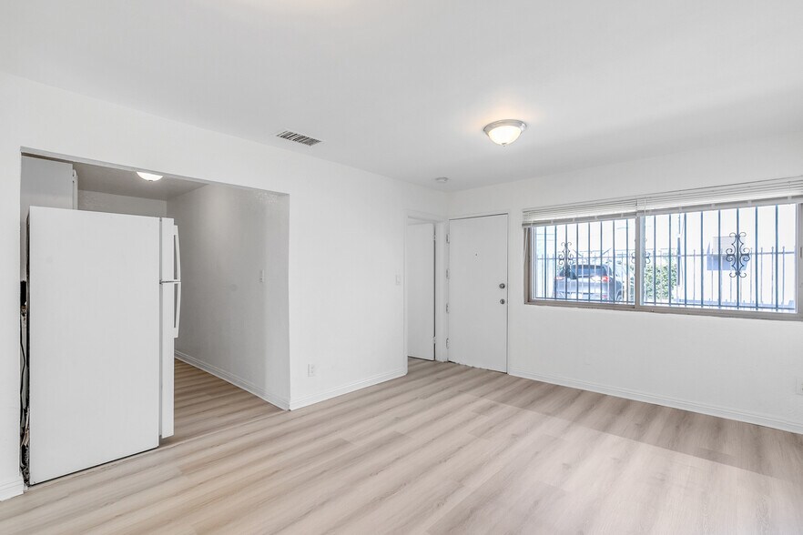 Building Photo - 832 W Colden Ave