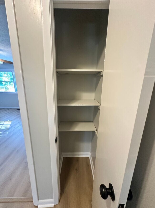 Building Photo - Beautiful 2 Bedroom 1.5 Bath Townhome!