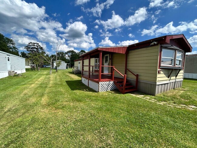 Building Photo - Thompsons Manor MHC