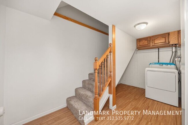 Building Photo - 824 S May St