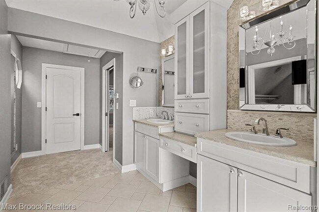 Building Photo - 2120 Buckingham Ave