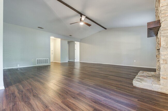 Building Photo - Recently renovated, move-in ready 3/2 home...