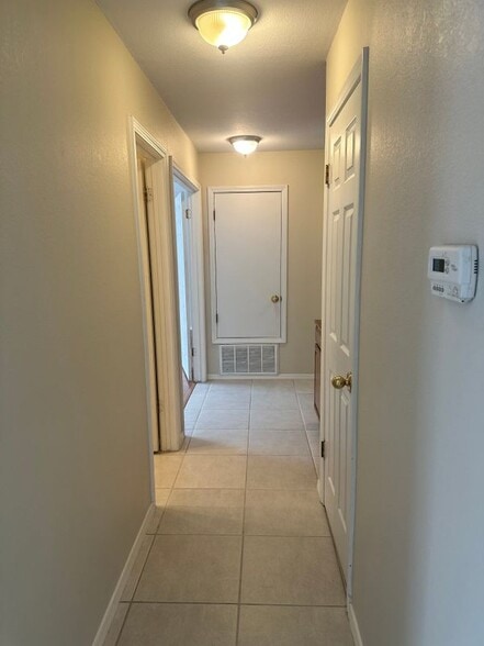 Building Photo - 430 Silvertail Pl