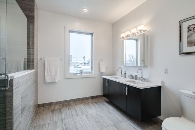 Building Photo - Northern Liberties Townhome with Parking