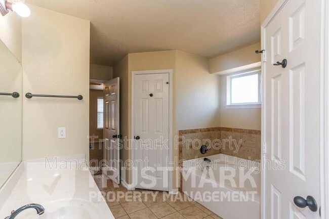 Building Photo - 401 W Libra Dr