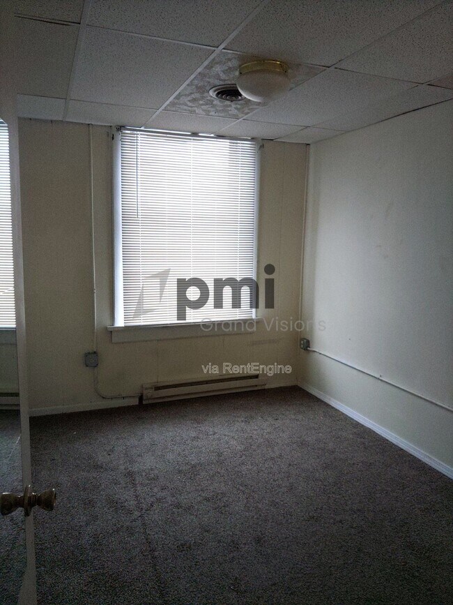 Building Photo - 601 Monroe Ave